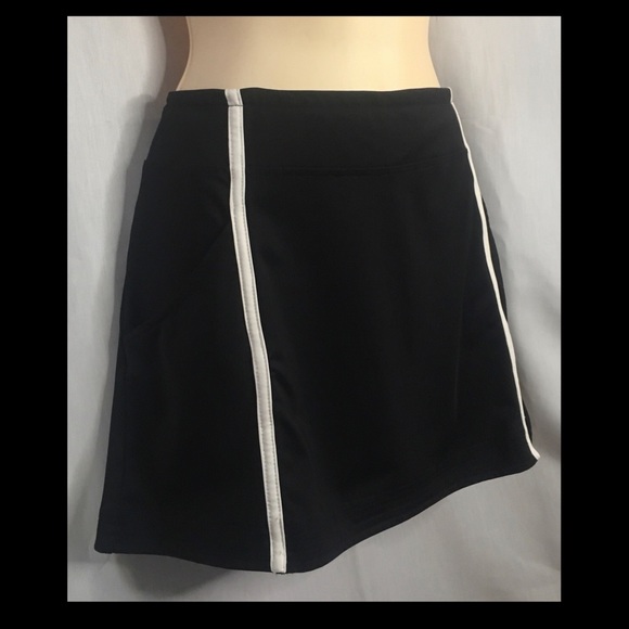 *Fila* Skort. Sports/Street Wear in B&W - Picture 4 of 10